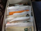 une pile de papiers dans une boîte posée sur un bureau