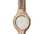 une horloge accrochée au mur à côté d'un miroir