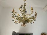 un lustre en or suspendu au plafond d'une pièce