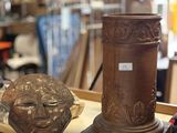 deux vases posés sur une table dans un magasin