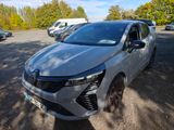 une voiture argentée garée sur un parking, avec d'autres voitures en arrière-plan
