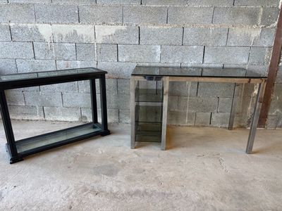 deux tables et un miroir dans le coin d'une pièce