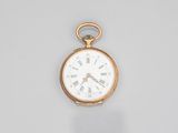 une montre de poche en or avec des chiffres romains sur le cadran