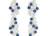 une paire de boucles d'oreilles en saphir et diamant