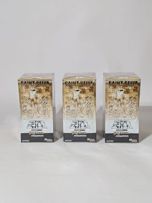 trois boîtes de café posées sur une table blanche