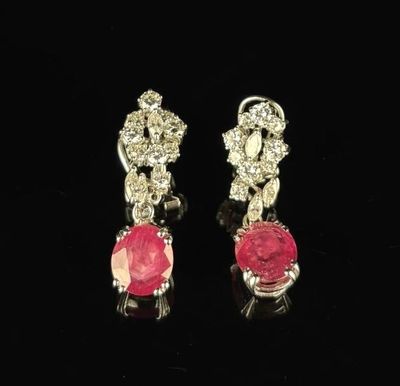 Paire de boucles d'oreilles en or blanc ornées de diamants et d'un rub - Photo 1