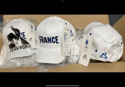 trois chapeaux dans une boîte, avec une étiquette de prix dessus