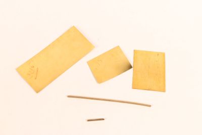 PAS D'ENCHERES LIVE - FRAIS 5% HT. Trois plaquettes et deux petites ba