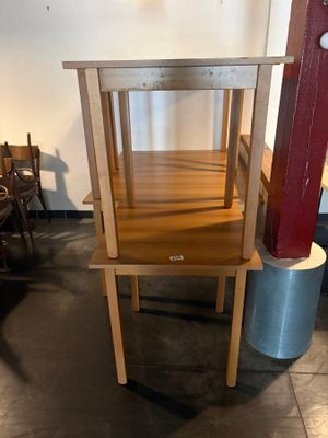 Un lot de 4 tables 4 personnes et 2 tables 2 personnes en bo…