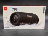 Le carton de l'enceinte étanche JBL Xtreme est ouvert.