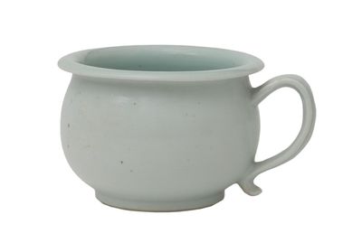 tasse en céramique verte et blanche avec anse, sur fond blanc
