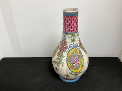 un vase posé sur une surface noire