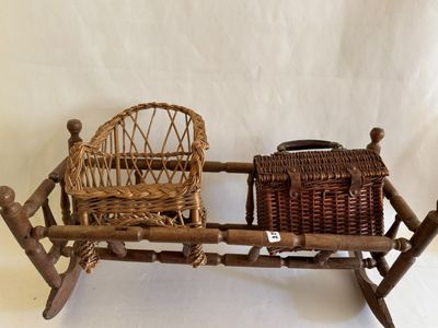 un petit lit en osier sur lequel est posé un panier