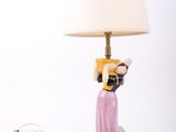 une lampe posée sur une table sur laquelle se trouve une lampe