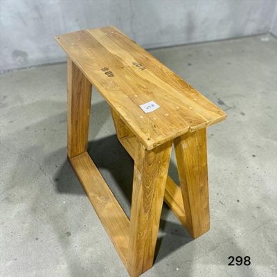 un banc en bois sur lequel est collé un autocollant