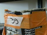 un sac sur lequel est accrochée une étiquette de prix, posé sur une table