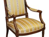 une image représentant une chaise en bois dont l'assise est recouverte d'un tissu rayé