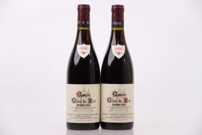 deux bouteilles de vin rouge posées l'une à côté de l'autre sur une table