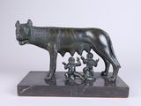 statue en bronze représentant un chien et trois enfants, posée sur un socle en marbre