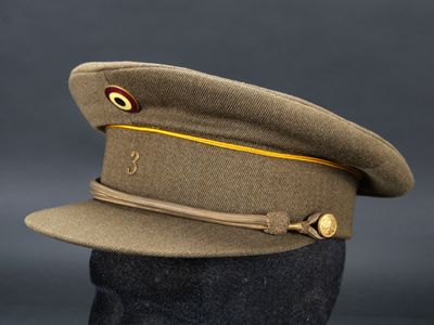 une photo d'un chapeau militaire posé sur une tête de mannequin