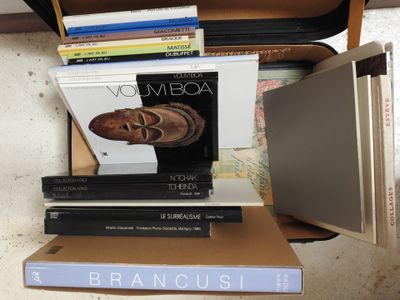 beaucoup de livres et un ordinateur portable dans une valise
