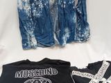 deux vestes et une chemise posées sur une table avec un fond blanc