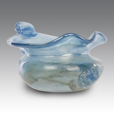 un vase en verre bleu contenant un poisson