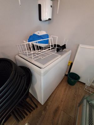 une machine à laver et un sèche-linge dans une pièce où il y a beaucoup de tuyaux