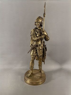 une image représentant une statue d'un homme en armure tenant une lance