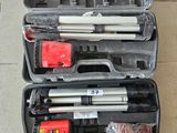une caisse à outils avec des outils sur le sol