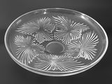 un vieux bol en verre orné d'un motif floral