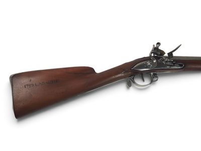 un vieux pistolet avec un canon en bois et une crosse en bois