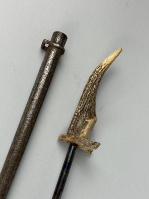 une image représentant un couteau et un marteau sur un fond blanc