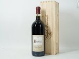 une bouteille de vin posée à côté d'une caisse en bois