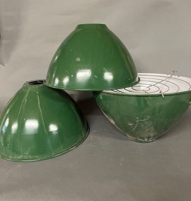 trois bols verts posés sur une table, avec une horloge en arrière-plan