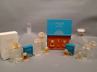 une photo montrant un groupe de flacons de parfum posés sur une table