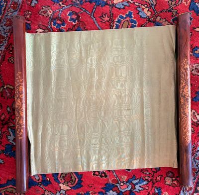 un morceau de papier posé sur un tapis