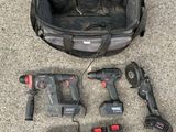 des outils disposés par terre dans un sac posé par terre