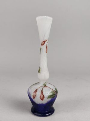 une image représentant un vase en verre orné de fleurs