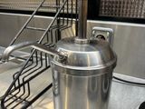 un pot en acier inoxydable posé sur un comptoir de cuisine