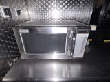 un micro-ondes posé sur un comptoir dans une cuisine