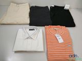 quatre paires de chemises et de pantalons pour homme exposées dans un magasin