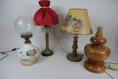 trois lampes et un abat-jour posés sur une table