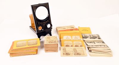 une liasse de billets posée sur une table, à côté d'une loupe