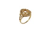 gros plan d'une bague en or sur fond blanc