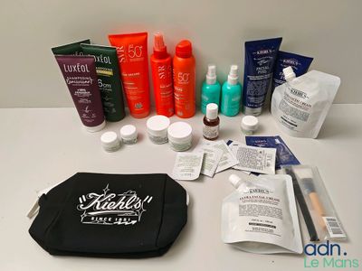 une photo du contenu d'une trousse de voyage disposé sur une table