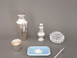 un grand nombre d'objets posés sur une table