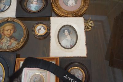 une table en verre sur laquelle sont posées de nombreuses photos encadrées
