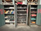 deux armoires de rangement ouvertes contenant des outils, dans un garage