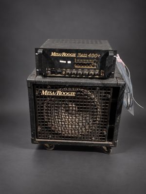 un gros plan d'un amplificateur de guitare posé sur une table noire